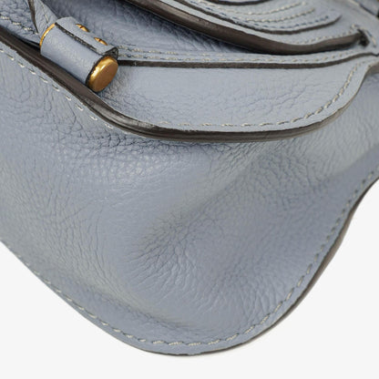 Chloé Marcie Mini Tasche aus genarbtem Leder in Ash Blue