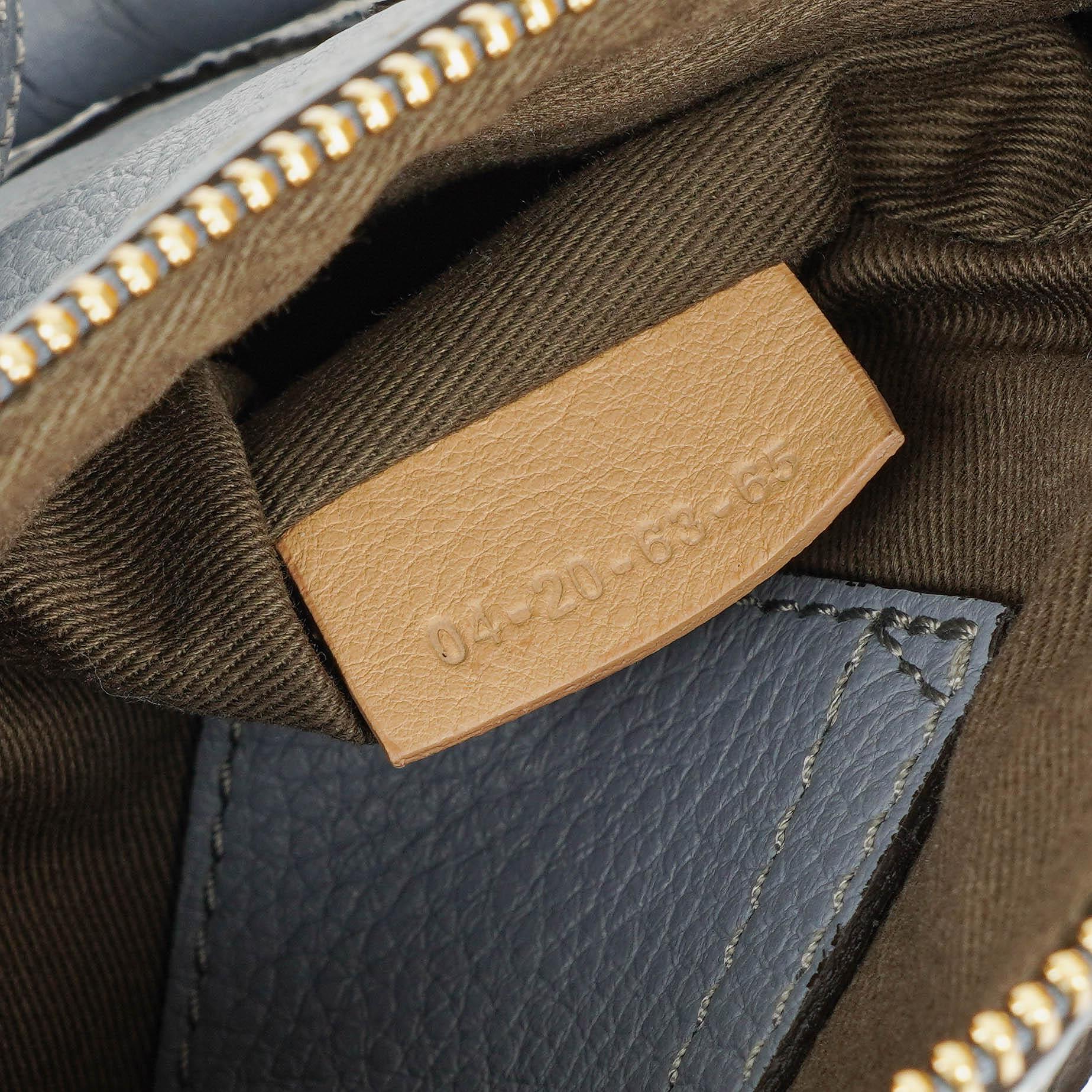 Chloé Marcie Mini Tasche aus genarbtem Leder in Ash Blue