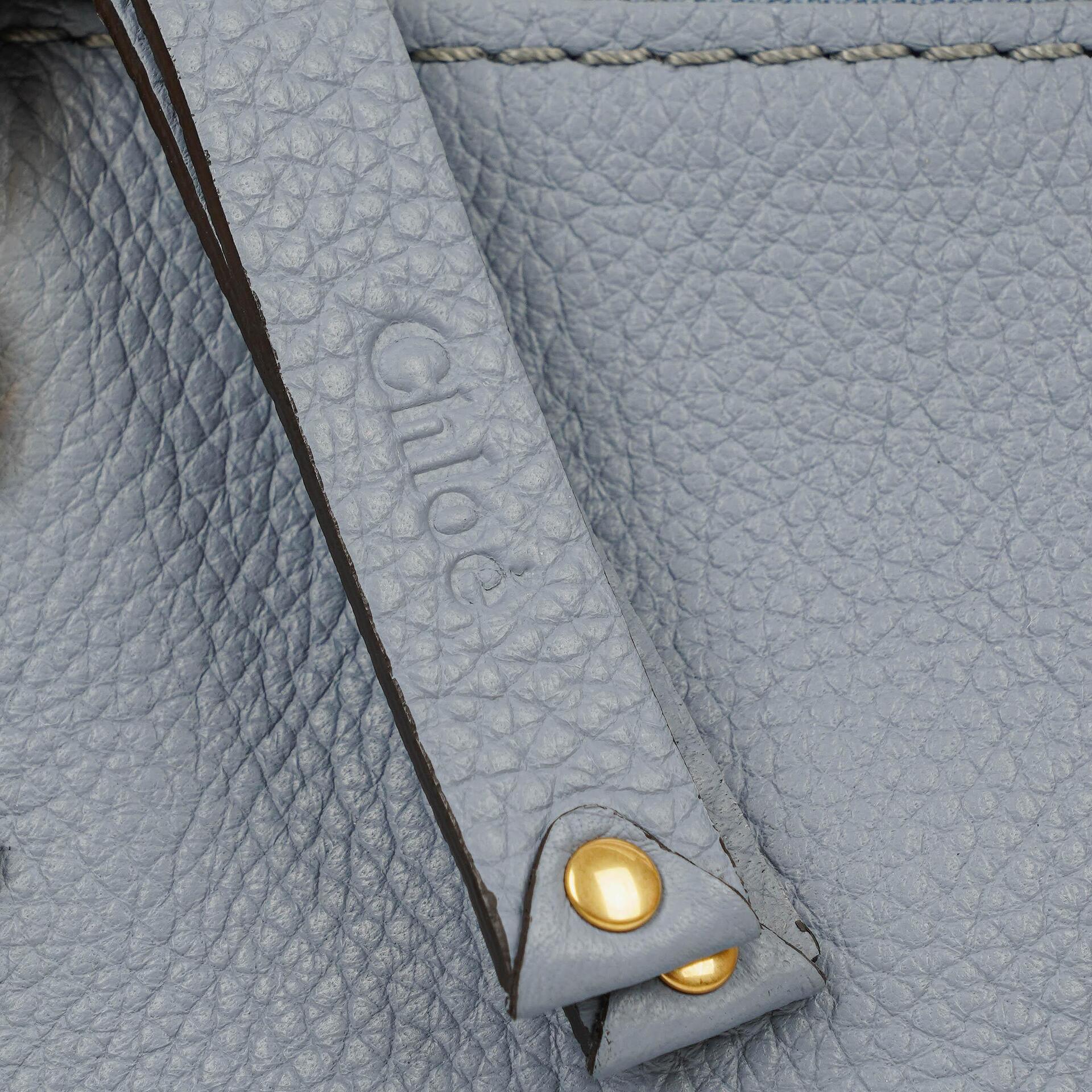Chloé Marcie Mini Tasche aus genarbtem Leder in Ash Blue