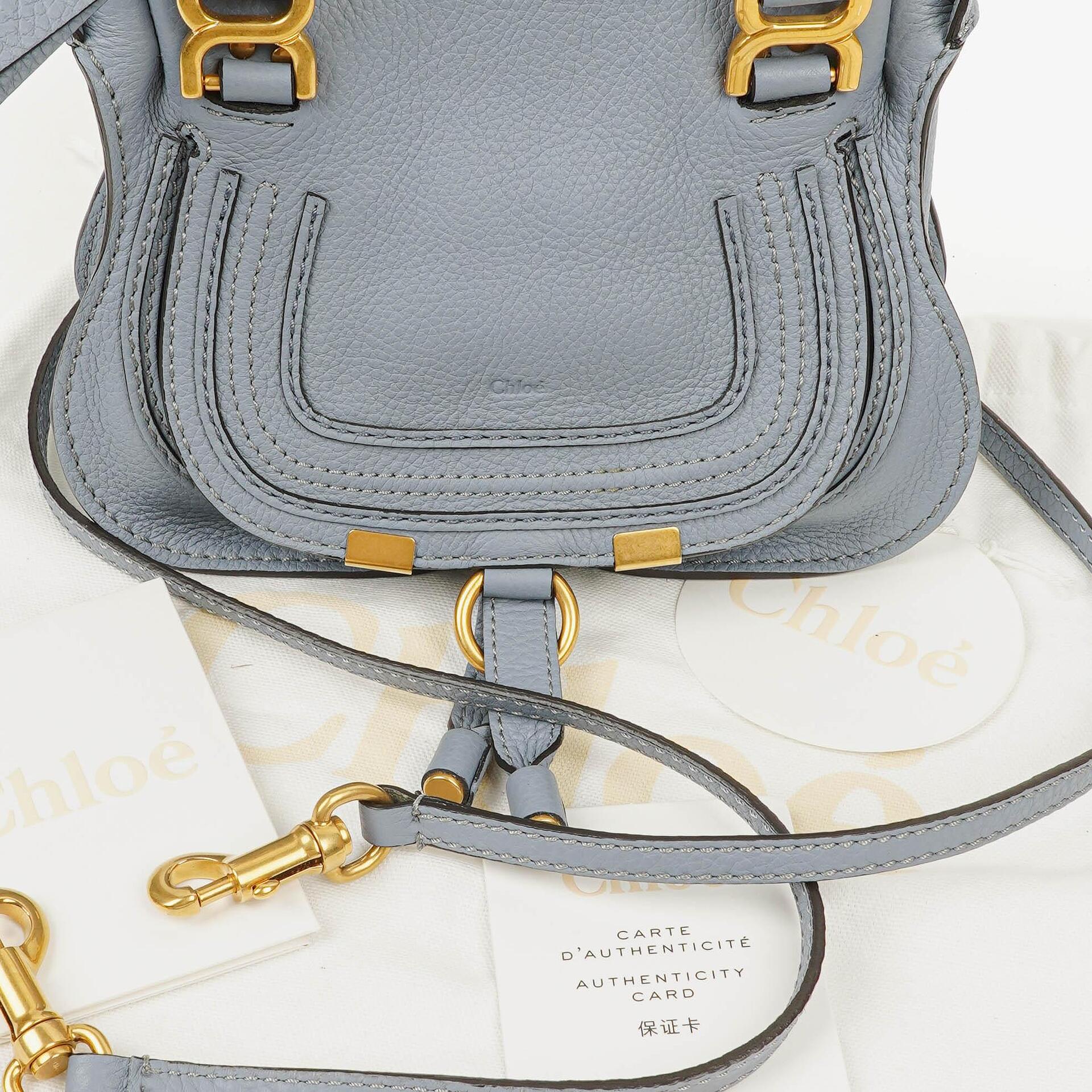 Chloé Marcie Mini Tasche aus genarbtem Leder in Ash Blue