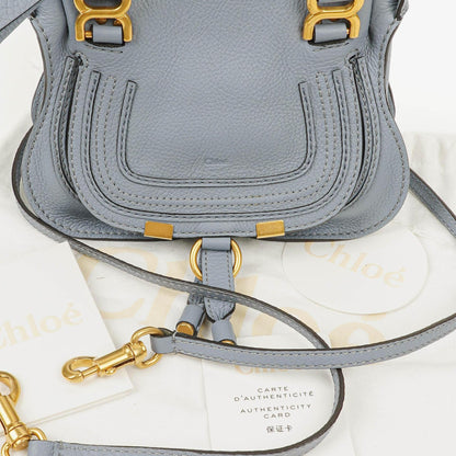 Chloé Marcie Mini Tasche aus genarbtem Leder in Ash Blue