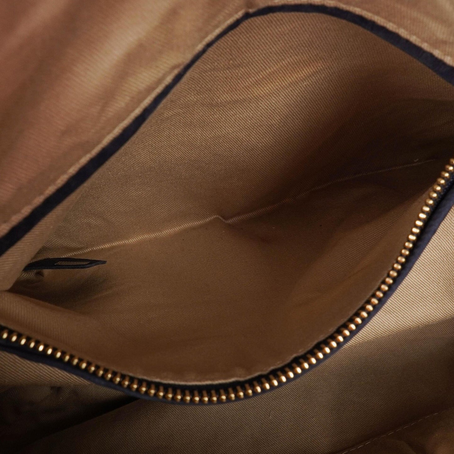 Chloe Marcie Schultertasche aus navyfarbenem Nubuk