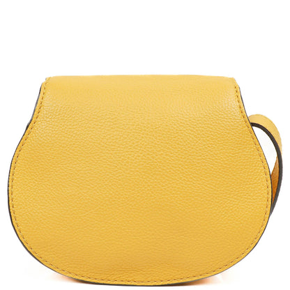 Chloe Marcie Saddle kleine Umhängetasche aus staubgelbem genarbtem Leder