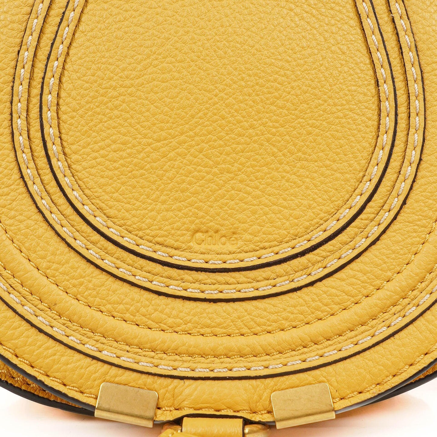 Chloe Marcie Saddle kleine Umhängetasche aus staubgelbem genarbtem Leder