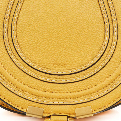 Chloe Marcie Saddle kleine Umhängetasche aus staubgelbem genarbtem Leder