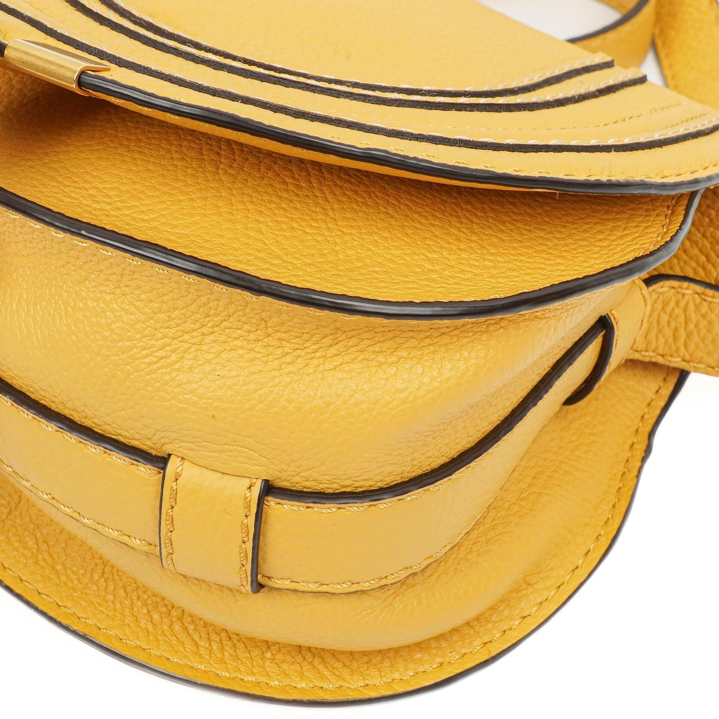 Chloe Marcie Saddle kleine Umhängetasche aus staubgelbem genarbtem Leder