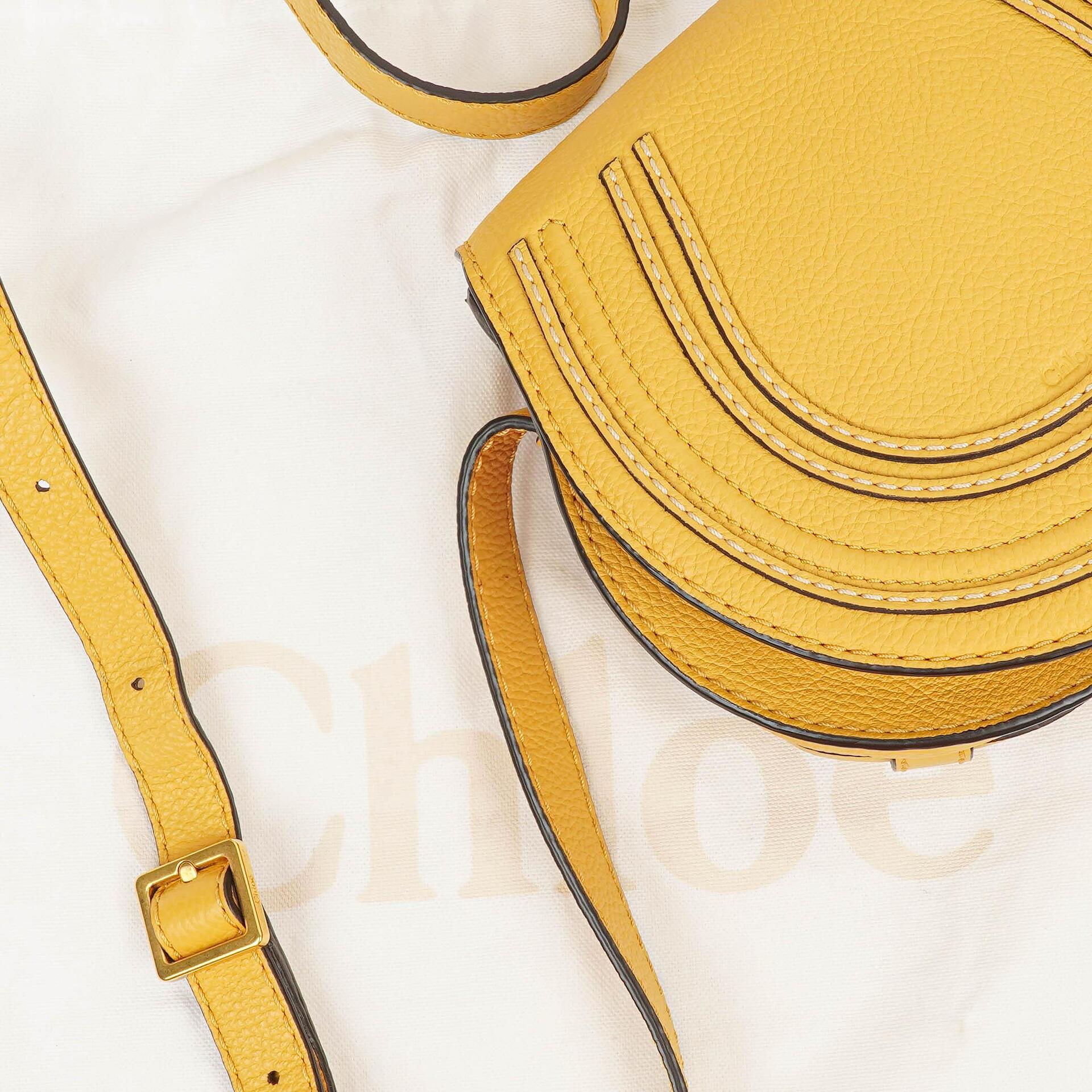 Chloe Marcie Saddle kleine Umhängetasche aus staubgelbem genarbtem Leder