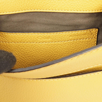 Chloe Marcie Saddle kleine Umhängetasche aus staubgelbem genarbtem Leder