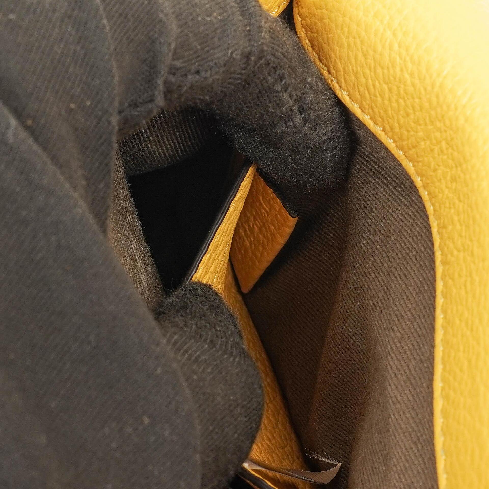 Chloe Marcie Saddle kleine Umhängetasche aus staubgelbem genarbtem Leder