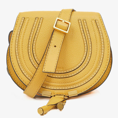Chloe Marcie Saddle kleine Umhängetasche aus staubgelbem genarbtem Leder