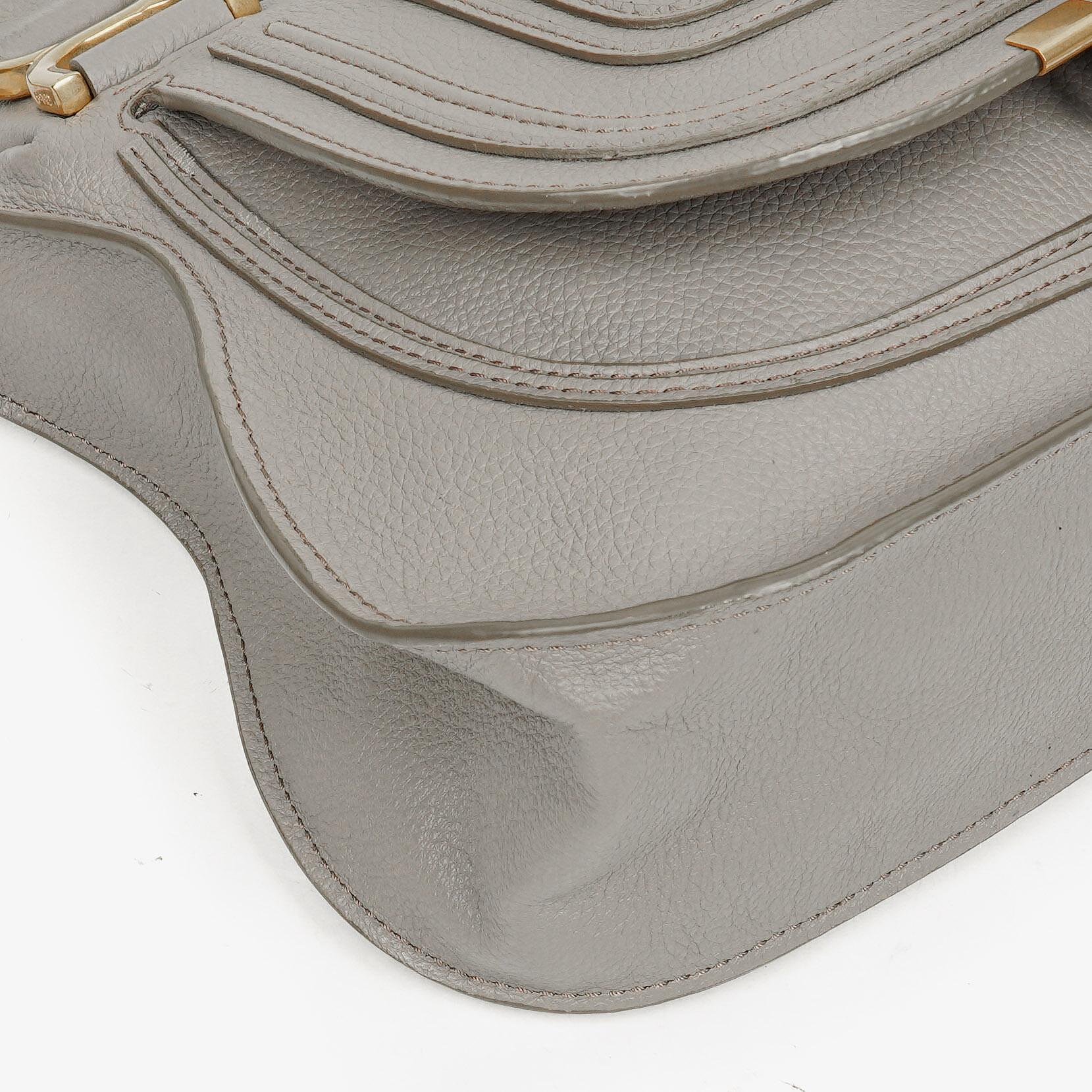 Chloe Marcie Small Tasche aus kaschmirgrauem genarbtem Leder