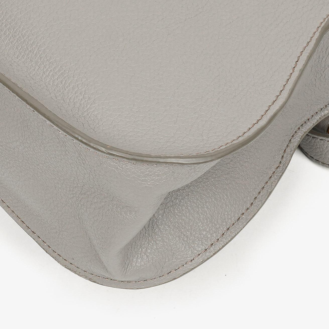 Chloe Marcie Small Tasche aus kaschmirgrauem genarbtem Leder