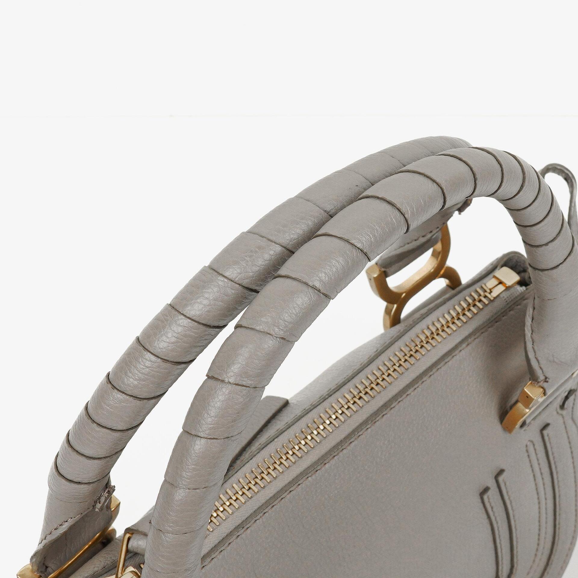 Chloe Marcie Small Tasche aus kaschmirgrauem genarbtem Leder