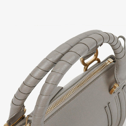 Chloe Marcie Small Tasche aus kaschmirgrauem genarbtem Leder