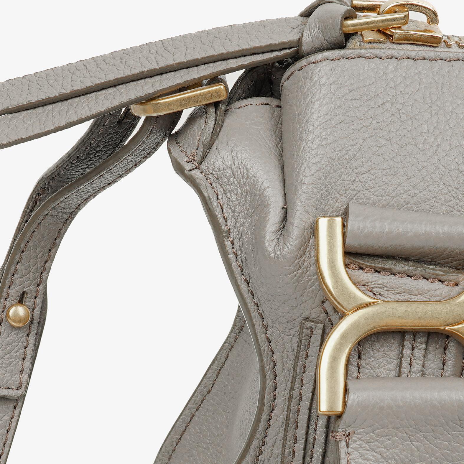 Chloe Marcie Small Tasche aus kaschmirgrauem genarbtem Leder