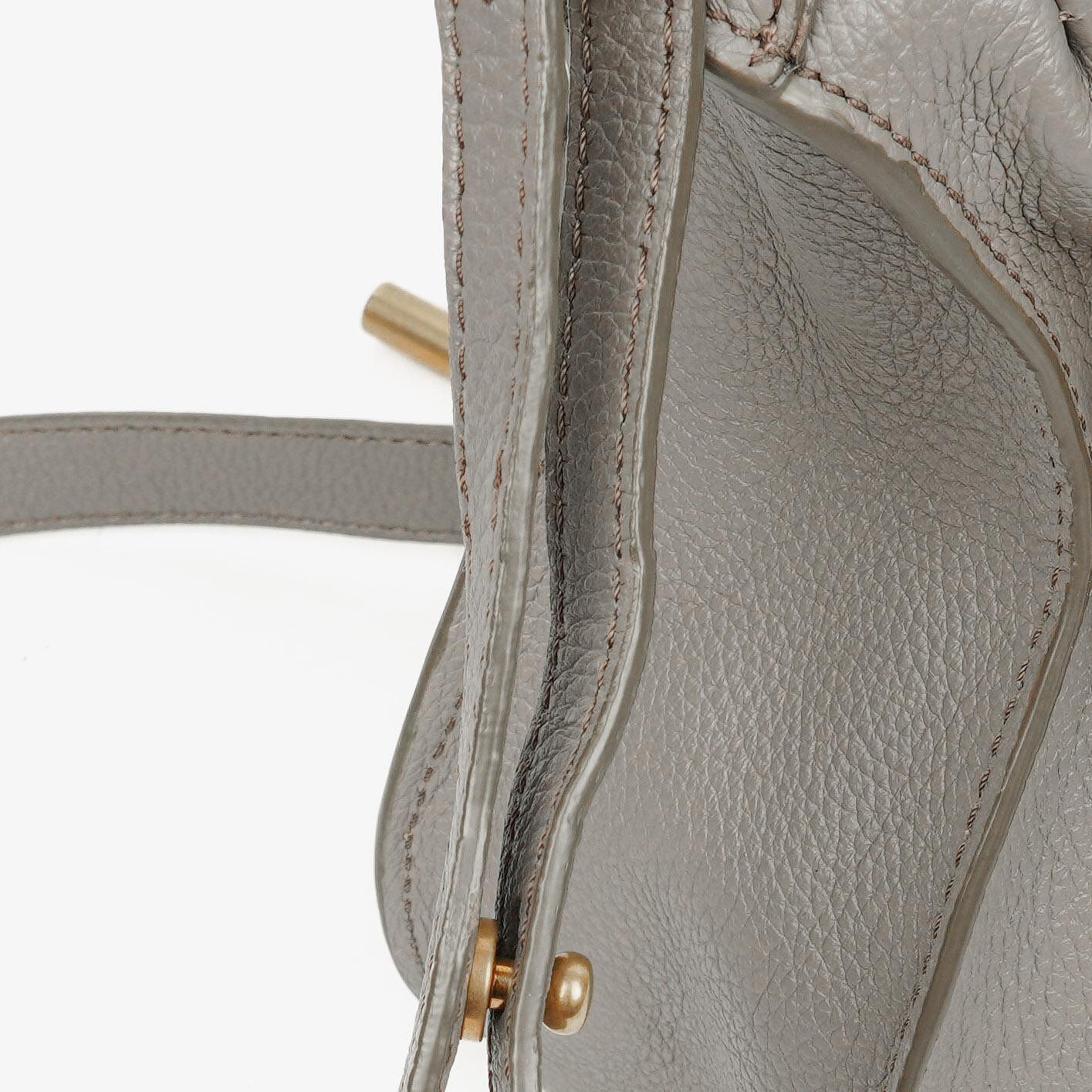 Chloe Marcie Small Tasche aus kaschmirgrauem genarbtem Leder