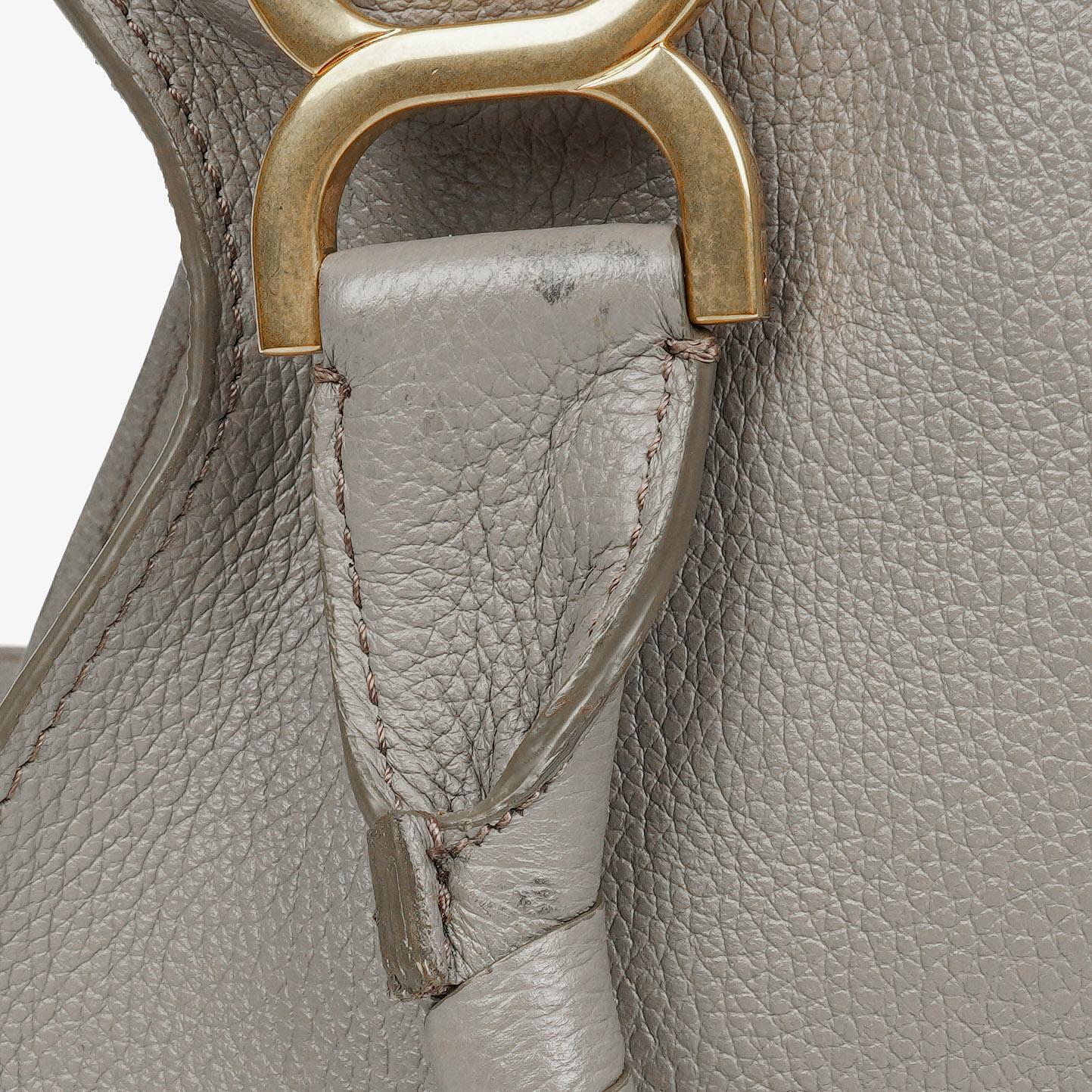Chloe Marcie Small Tasche aus kaschmirgrauem genarbtem Leder