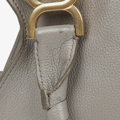 Chloe Marcie Small Tasche aus kaschmirgrauem genarbtem Leder