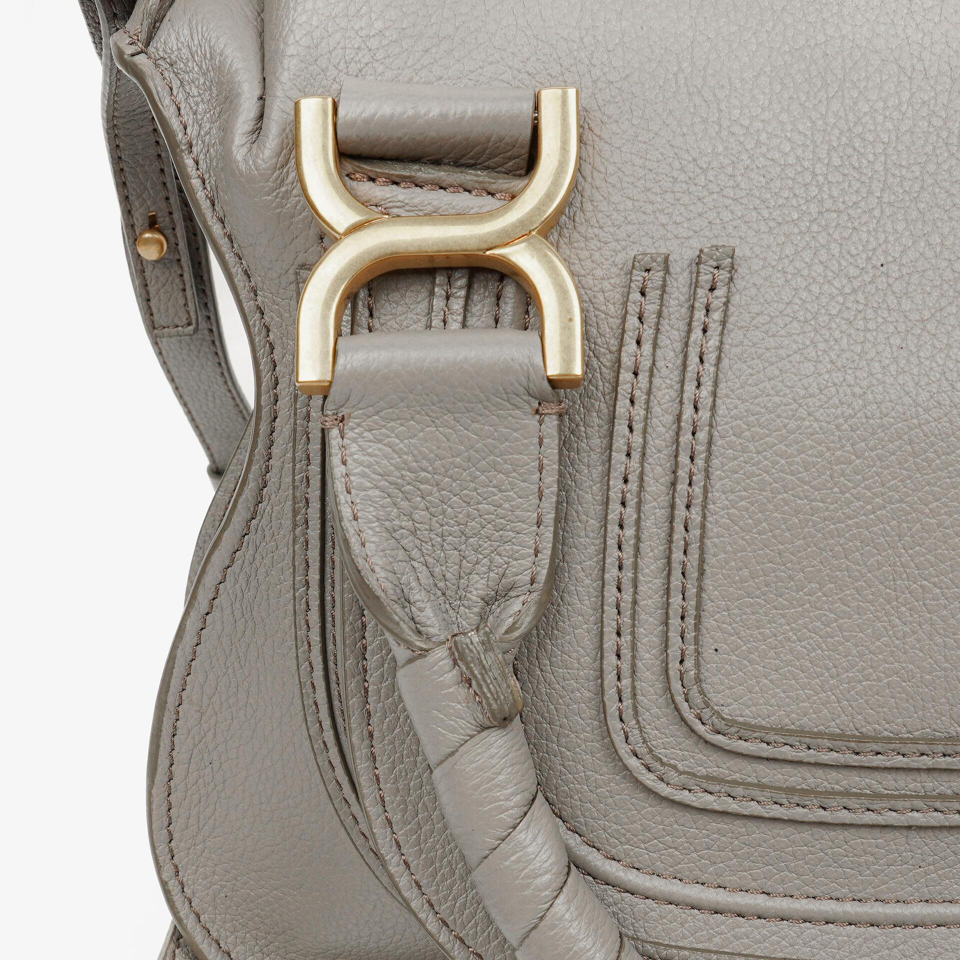 Chloe Marcie Small Tasche aus kaschmirgrauem genarbtem Leder