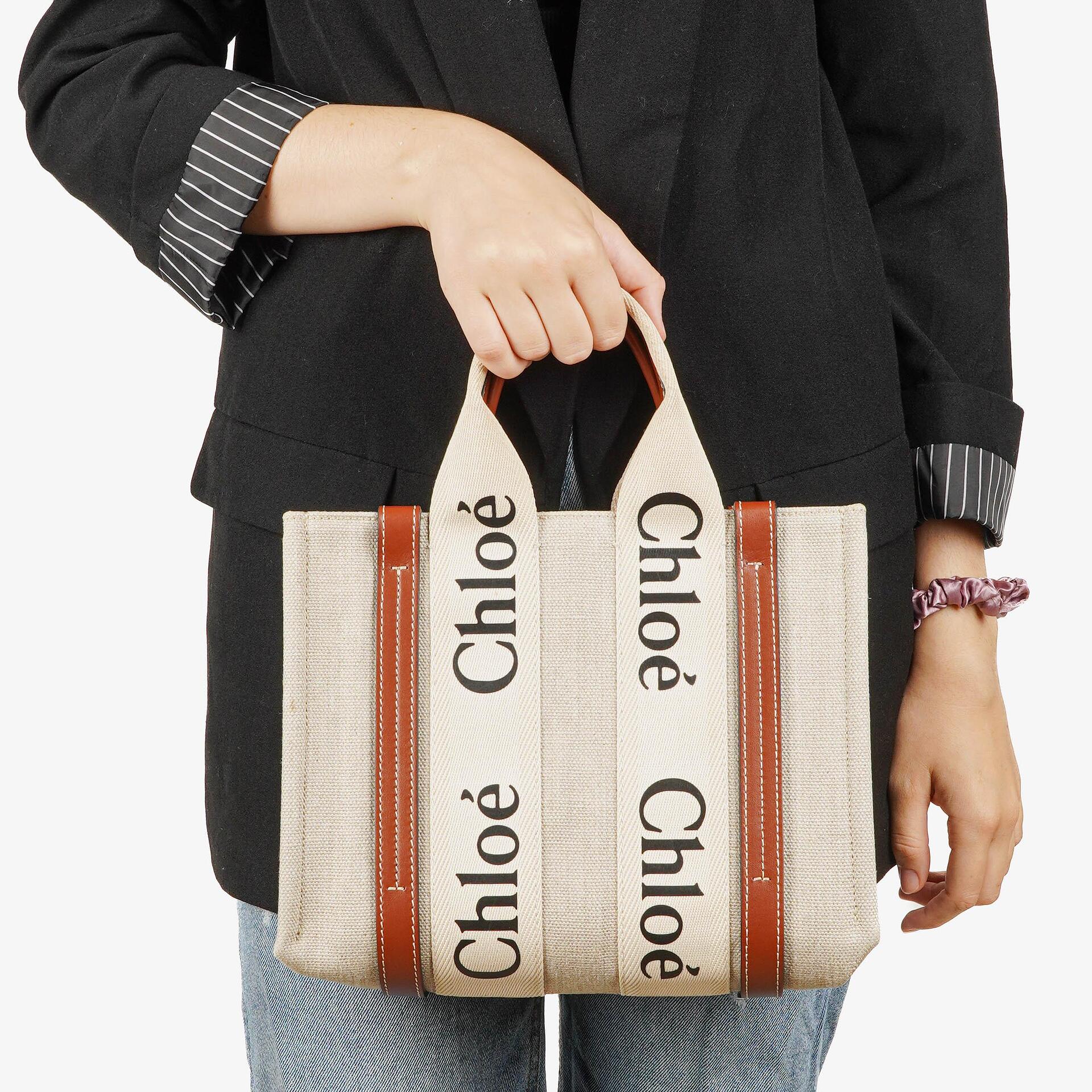 Chloe Kleine Woody Tragetasche aus Leinen in Braun