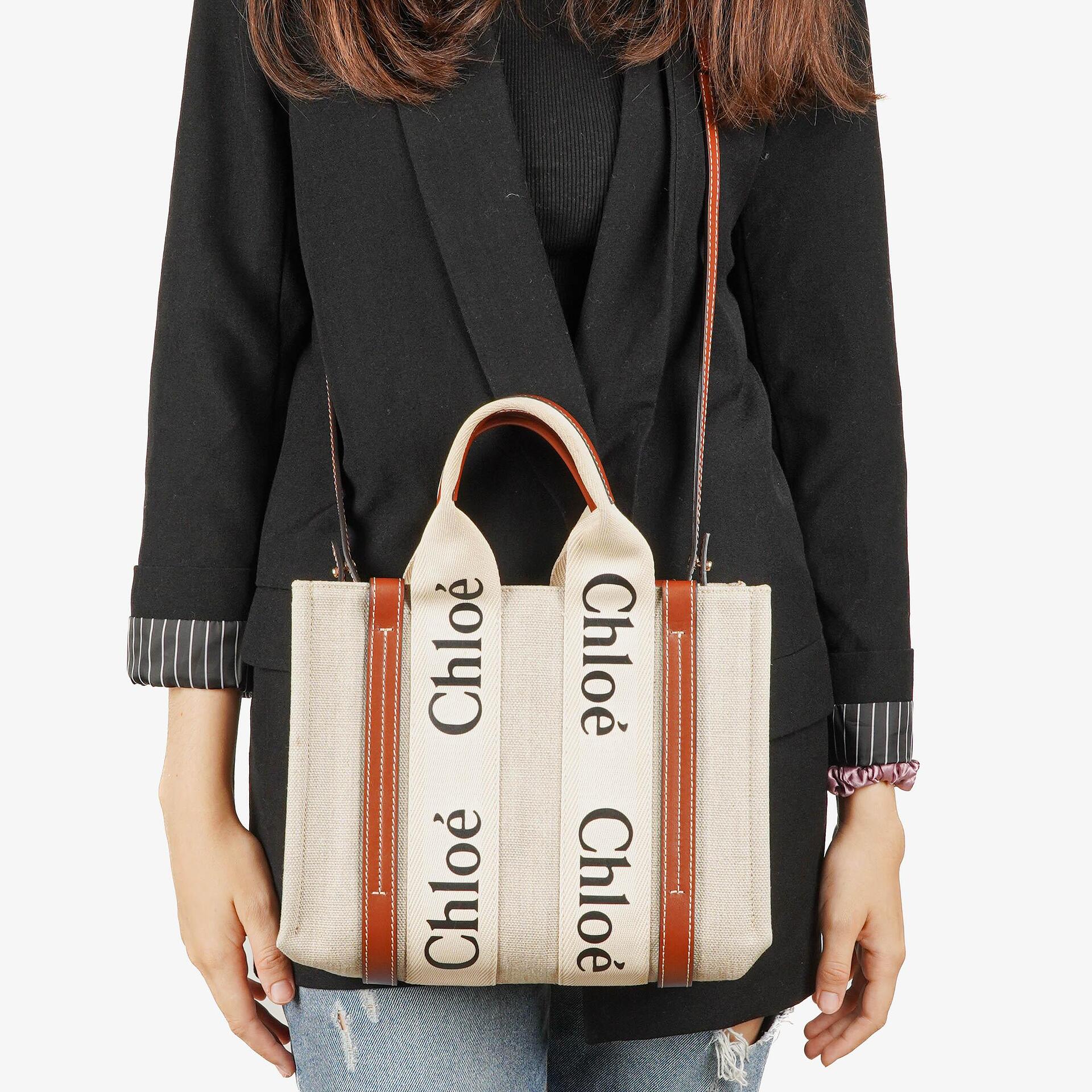 Chloe Kleine Woody Tragetasche aus Leinen in Braun