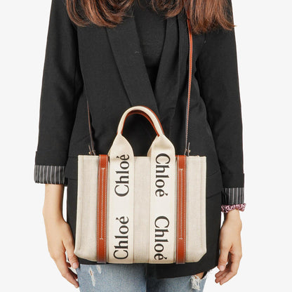 Chloe Kleine Woody Tragetasche aus Leinen in Braun