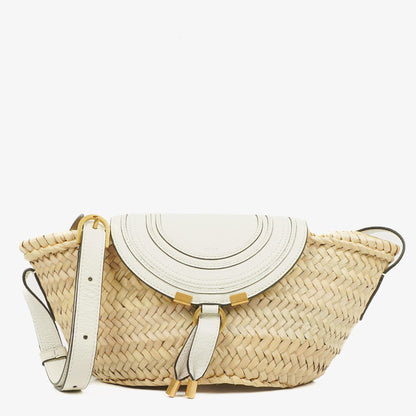 Chloe kleine Marcie Korbtasche aus geflochtenem Raffia und Leder in Weiß/Beige
