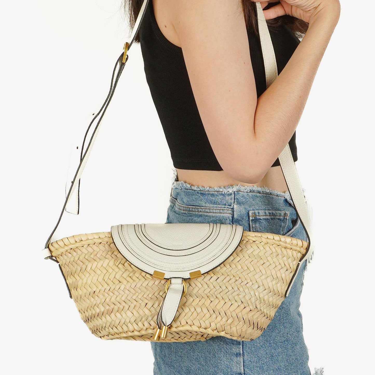 Chloe kleine Marcie Korbtasche aus geflochtenem Raffia und Leder in Weiß/Beige
