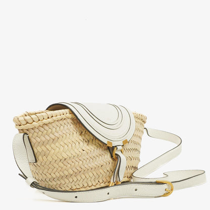 Chloe kleine Marcie Korbtasche aus geflochtenem Raffia und Leder in Weiß/Beige