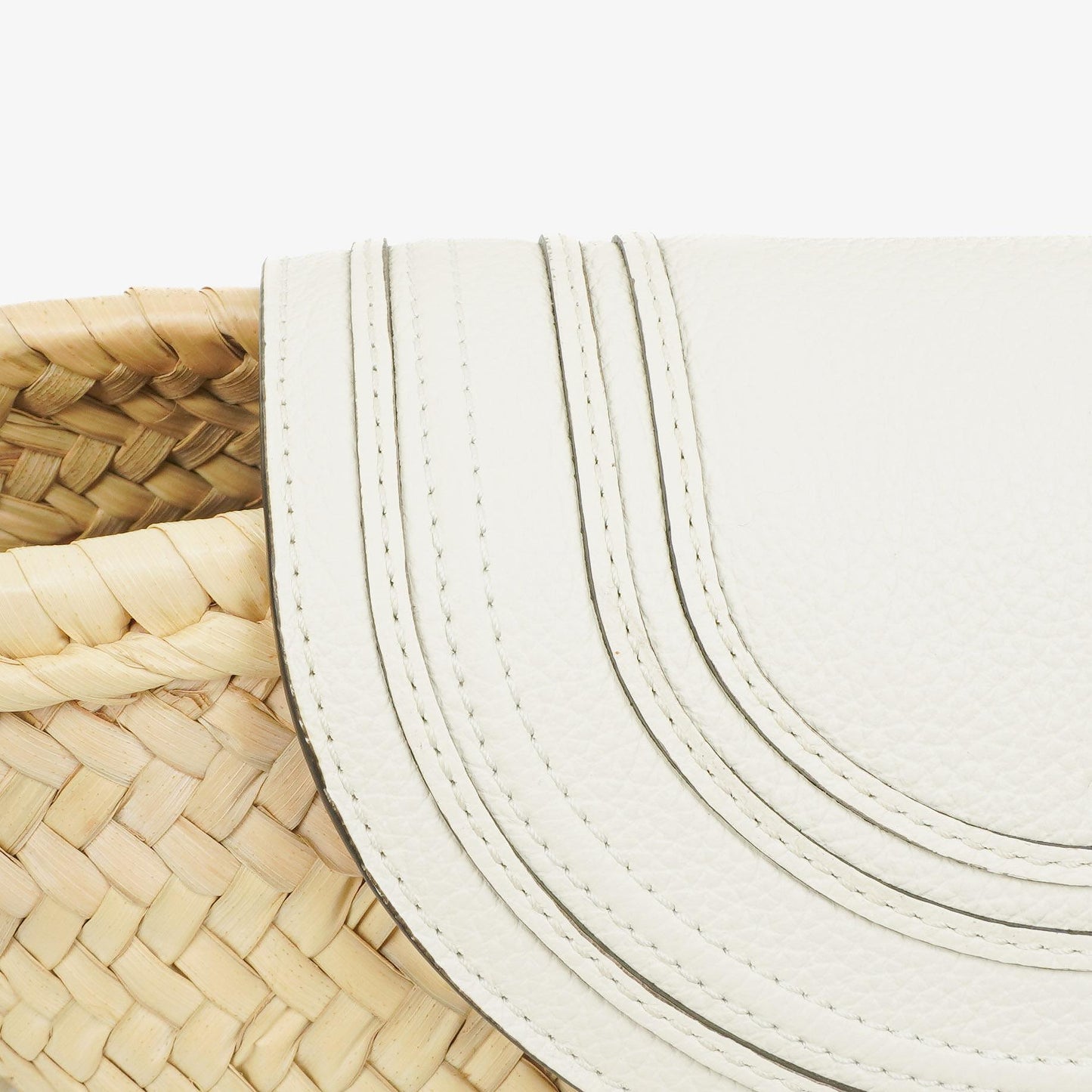 Chloe kleine Marcie Korbtasche aus geflochtenem Raffia und Leder in Weiß/Beige