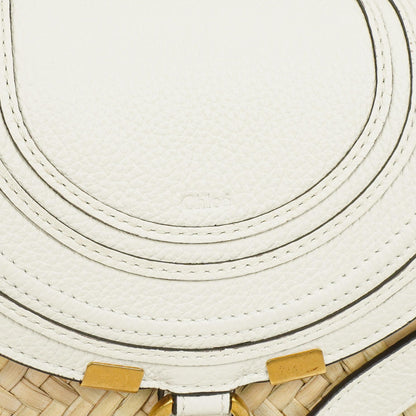 Chloe kleine Marcie Korbtasche aus geflochtenem Raffia und Leder in Weiß/Beige