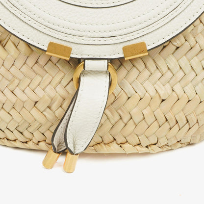 Chloe kleine Marcie Korbtasche aus geflochtenem Raffia und Leder in Weiß/Beige