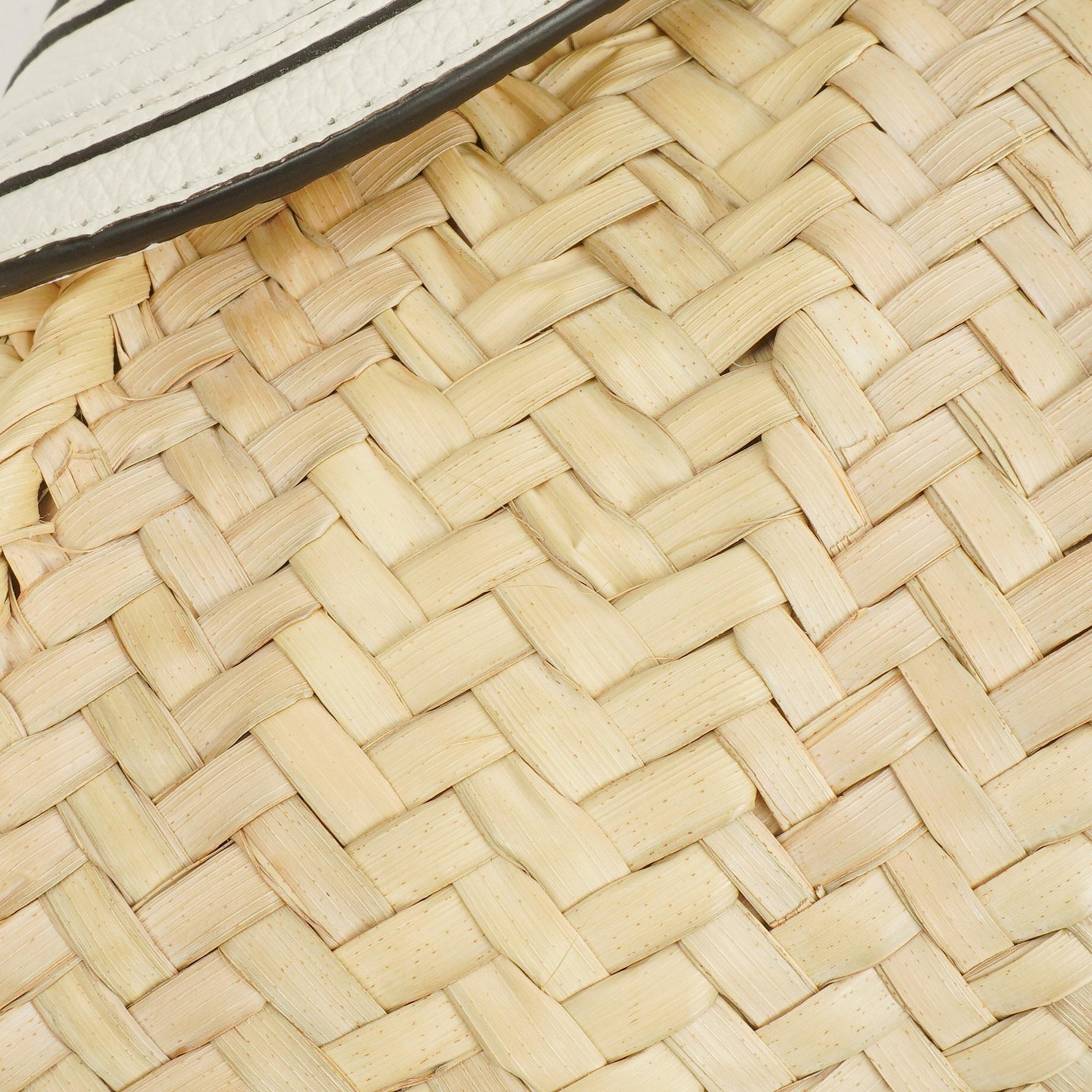 Chloe kleine Marcie Korbtasche aus geflochtenem Raffia und Leder in Weiß/Beige