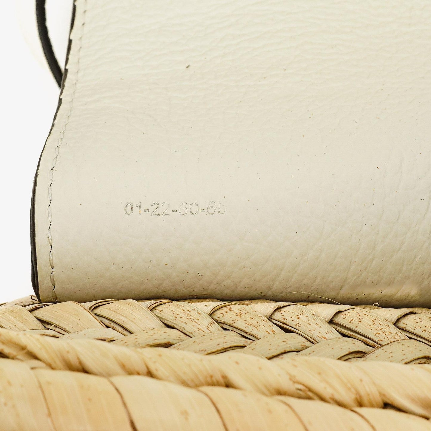 Chloe kleine Marcie Korbtasche aus geflochtenem Raffia und Leder in Weiß/Beige