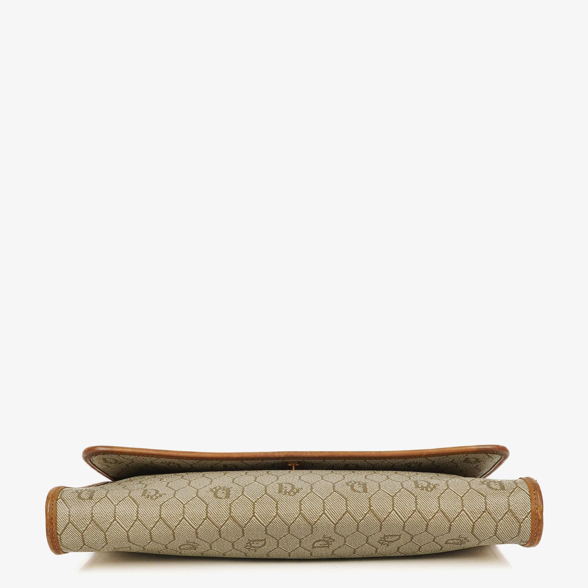 Christian Dior Ketten-Schultertasche mit Wabenmuster in Beige