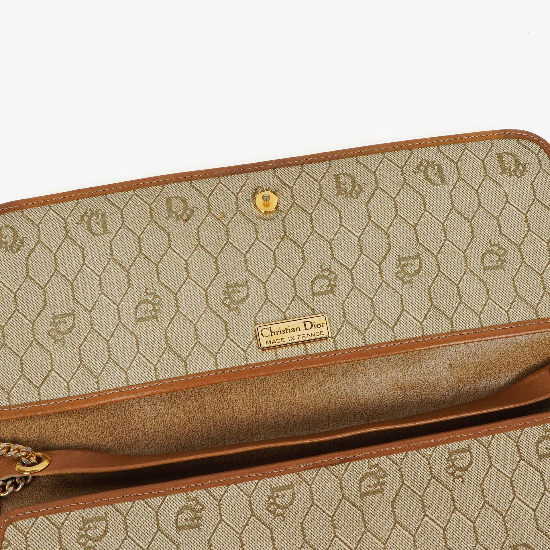 Christian Dior Ketten-Schultertasche mit Wabenmuster in Beige