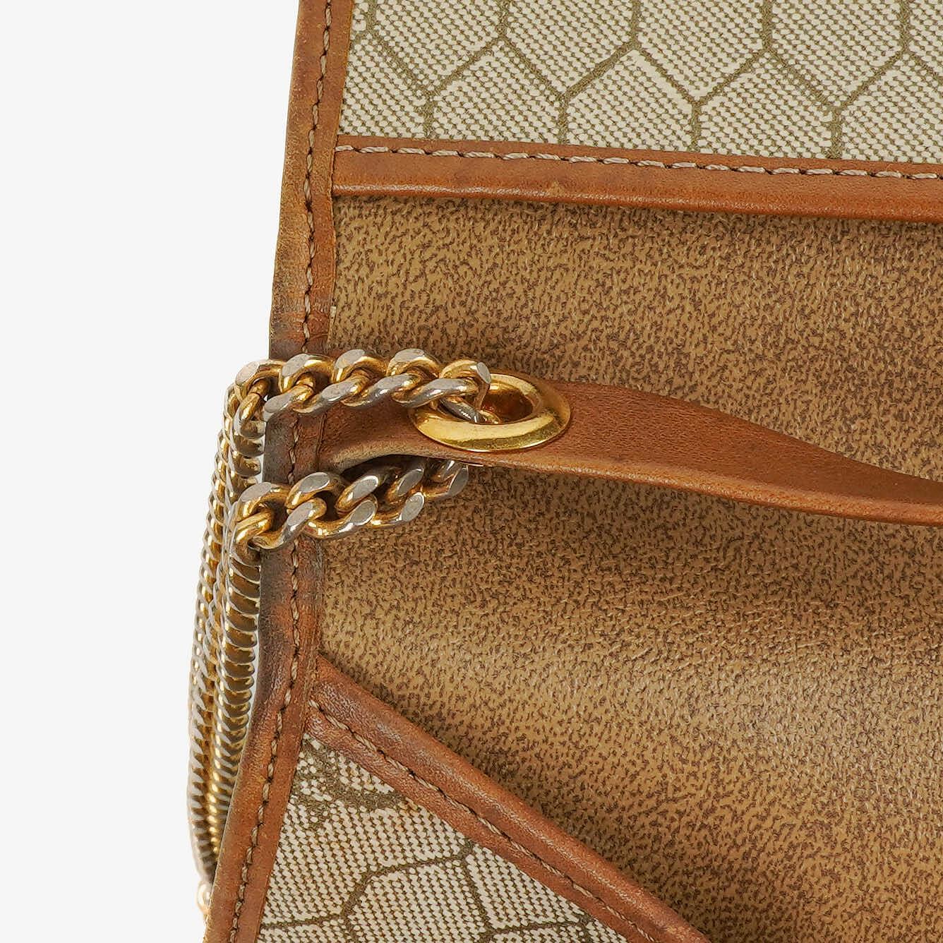 Christian Dior Ketten-Schultertasche mit Wabenmuster in Beige