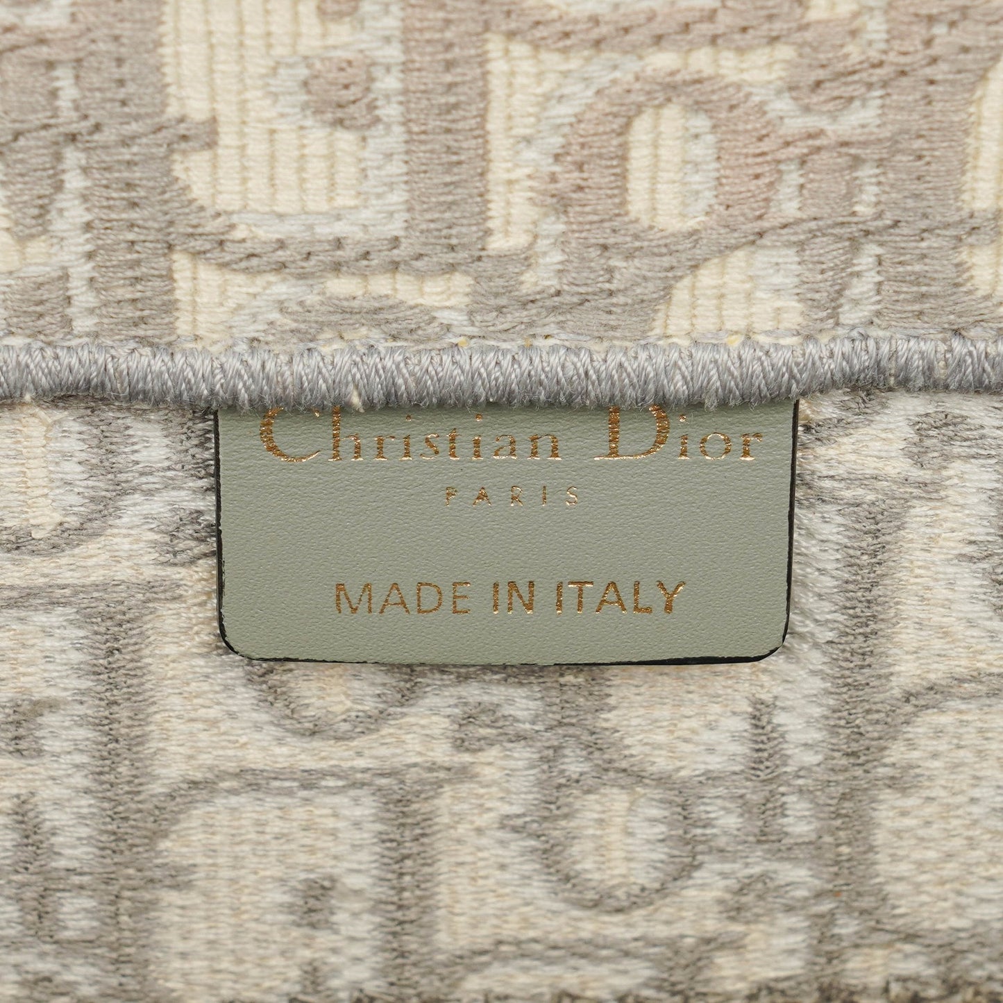 Christian Dior Book Tote Medium mit Oblique-Stickerei in Ecru und Grau