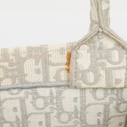 Christian Dior Book Tote Medium mit Oblique-Stickerei in Ecru und Grau