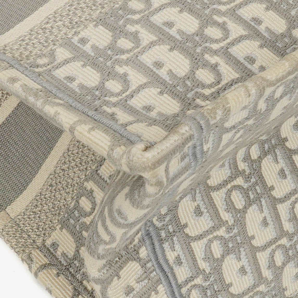 Christian Dior Book Tote Medium mit Oblique Stickerei in Ecru und Grau