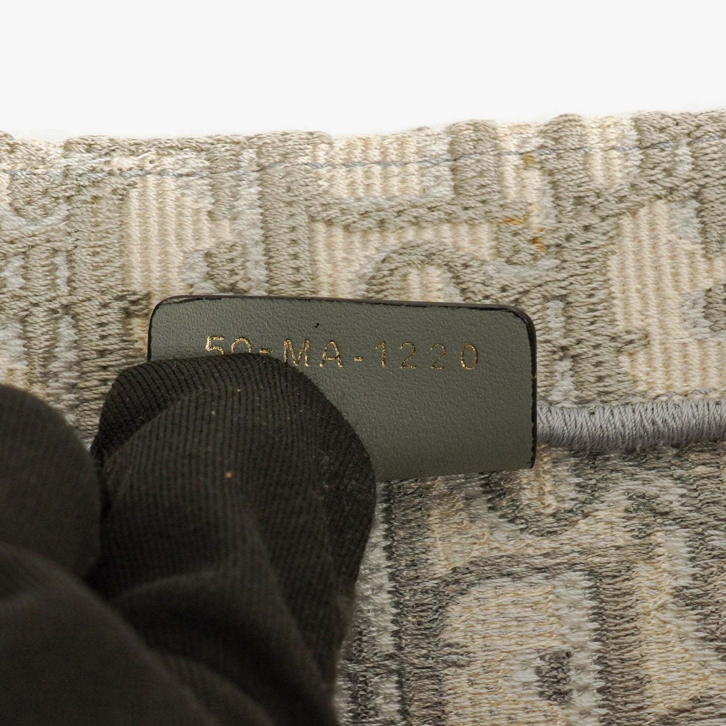 Christian Dior Book Tote Medium mit Oblique Stickerei in Ecru und Grau