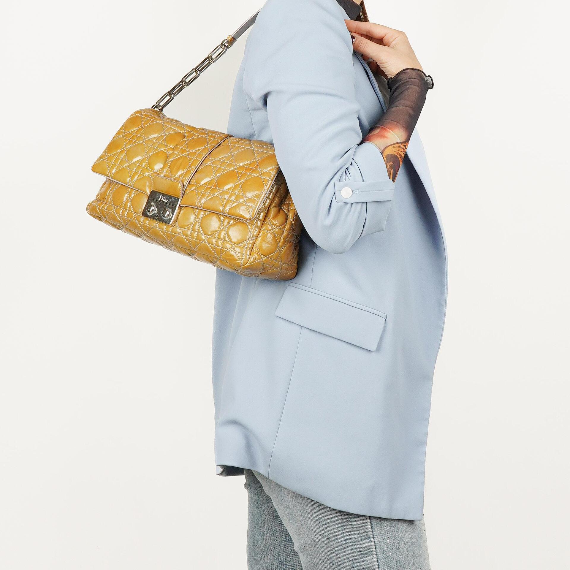 Christian Dior Miss Dior Cannage Schultertasche aus Lackleder