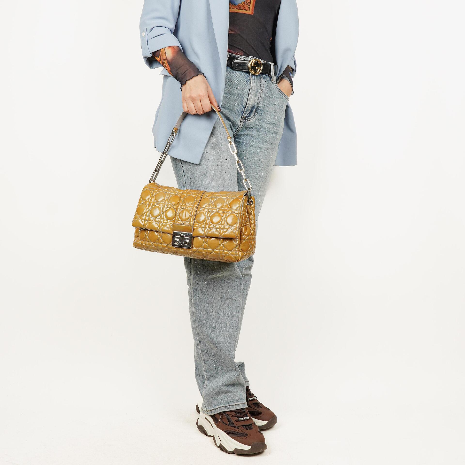 Christian Dior Miss Dior Cannage Schultertasche aus Lackleder