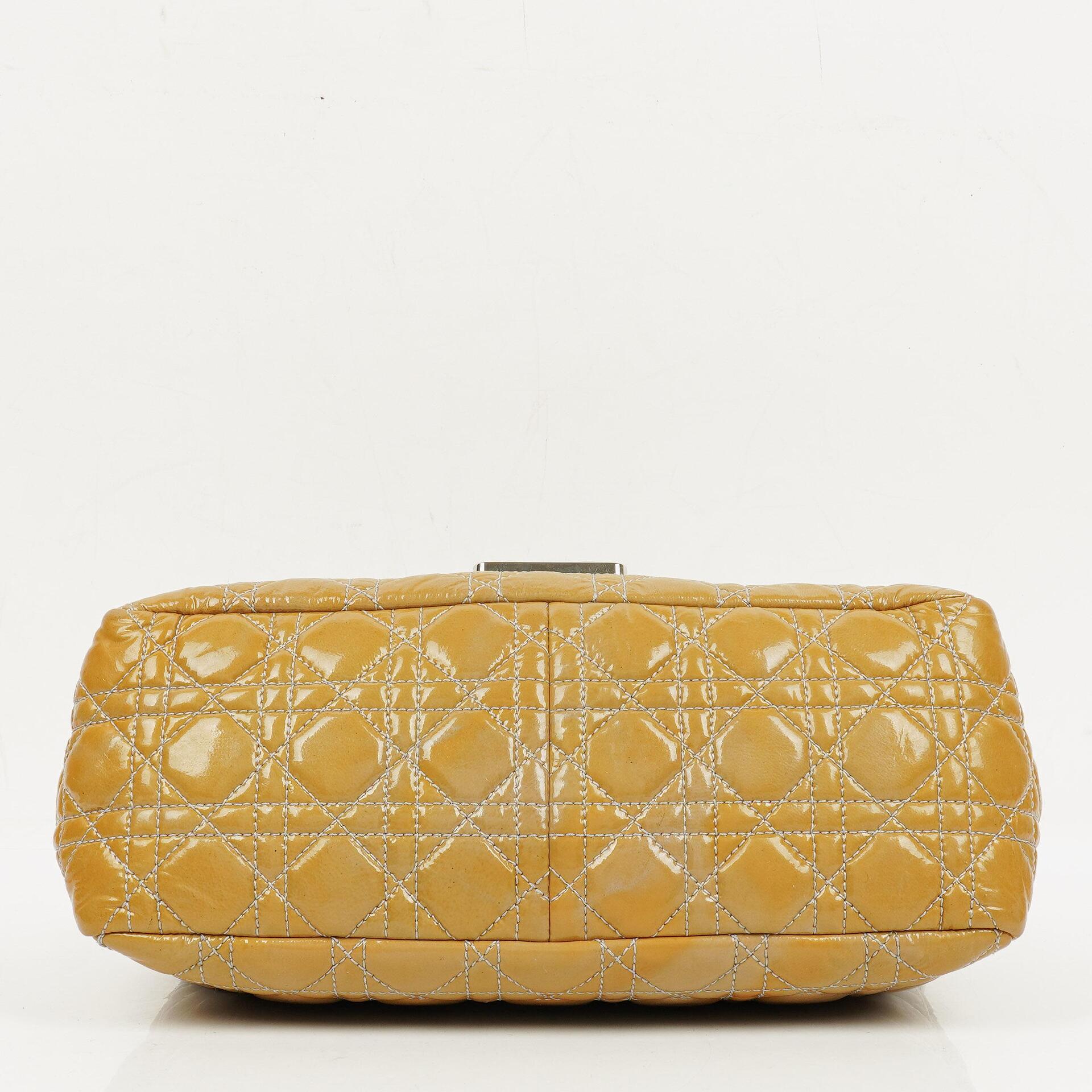 Christian Dior Miss Dior Cannage Schultertasche aus Lackleder