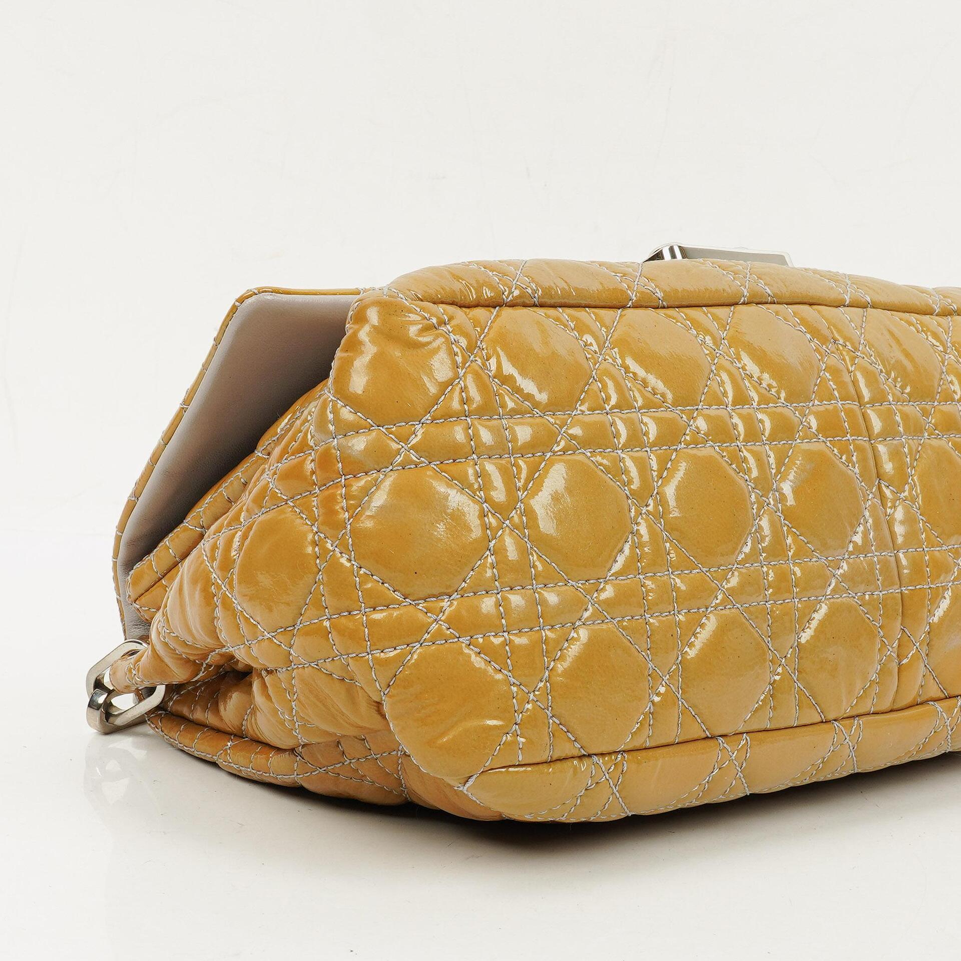 Christian Dior Miss Dior Cannage Schultertasche aus Lackleder