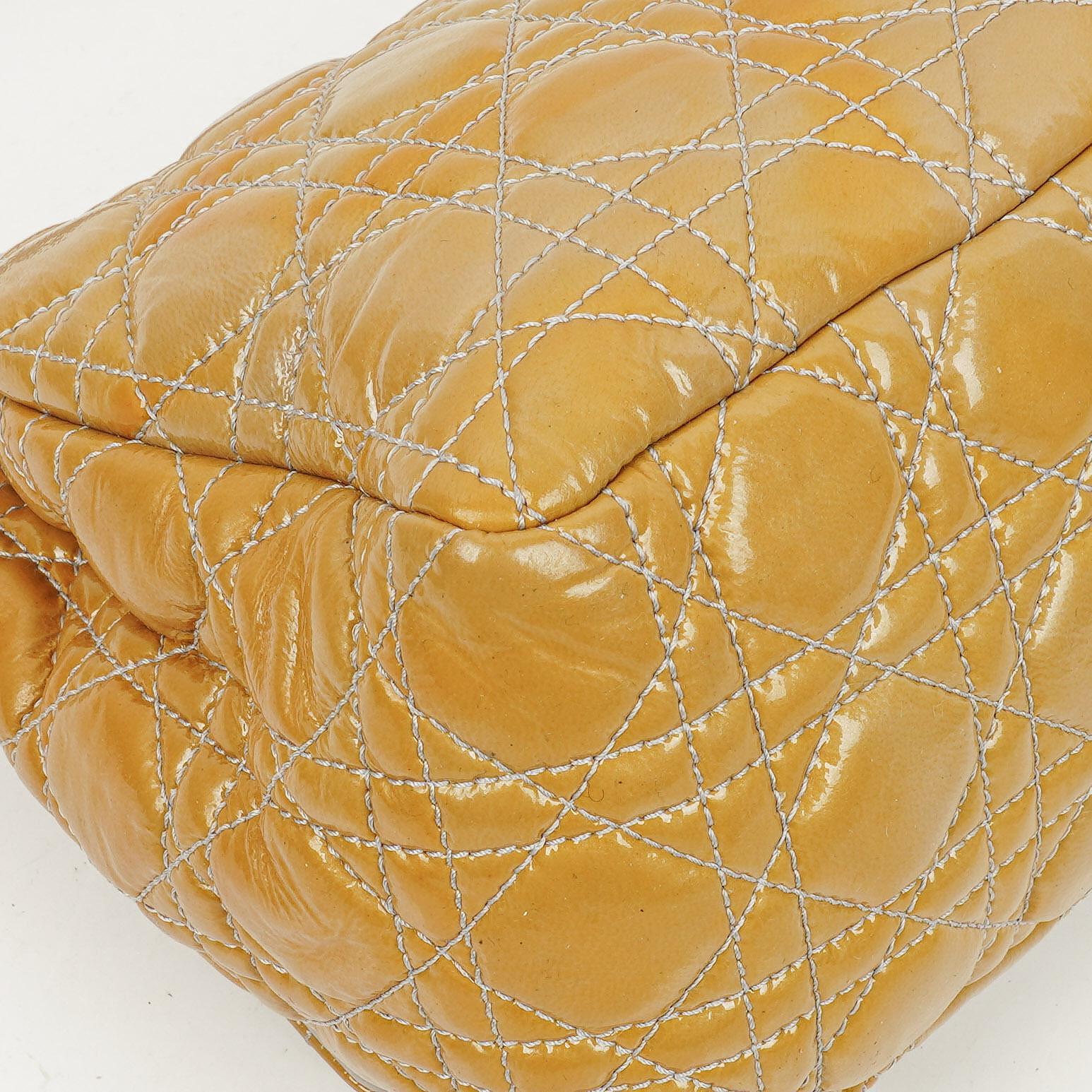Christian Dior Miss Dior Cannage Schultertasche aus Lackleder