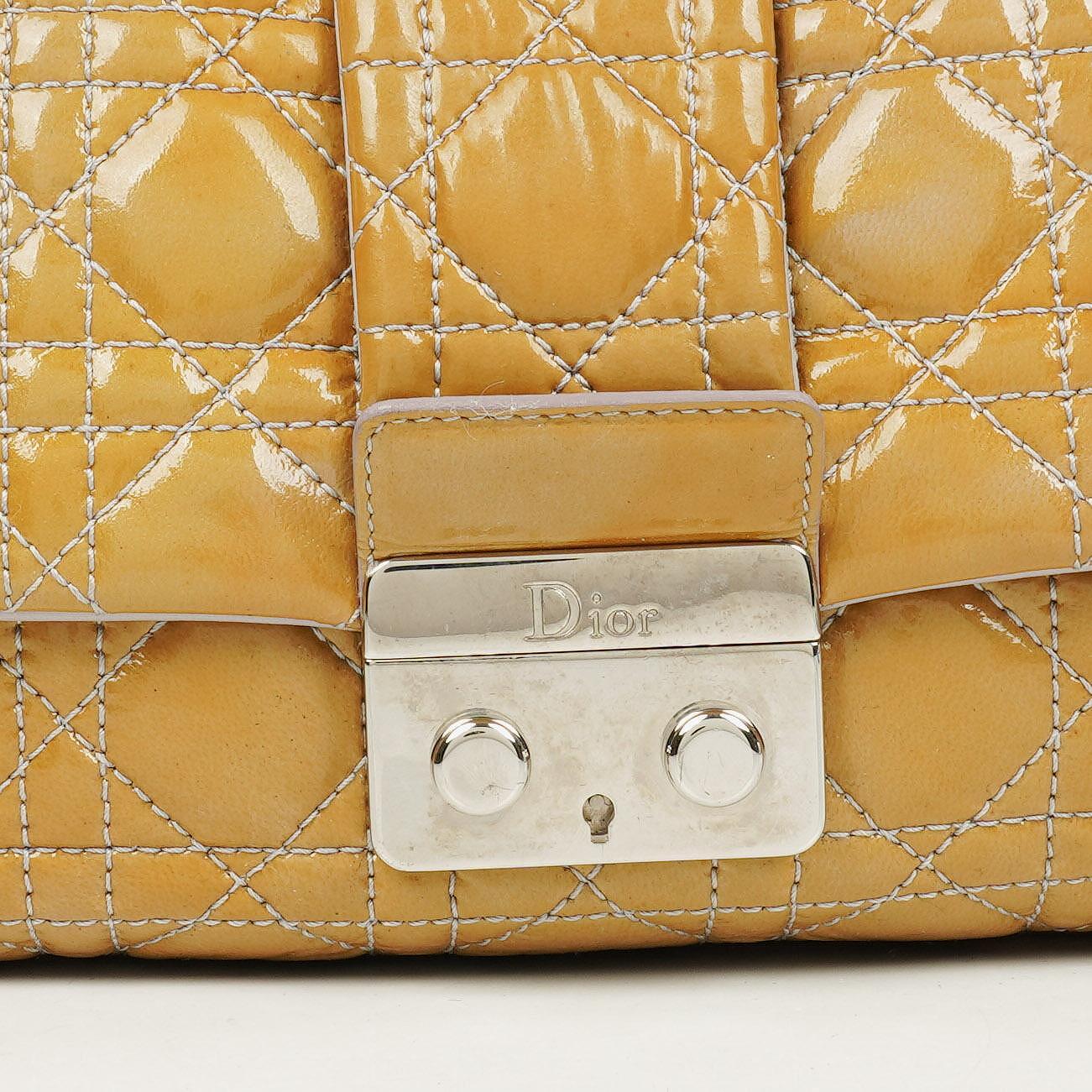 Christian Dior Miss Dior Cannage Schultertasche aus Lackleder