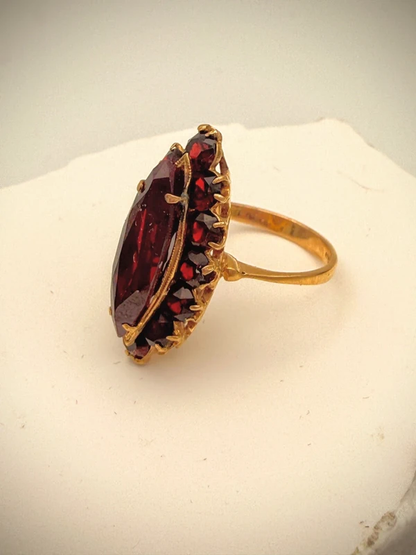 Bohemian luxury: Vintage garnet ring in 18k gold – Deep wine red