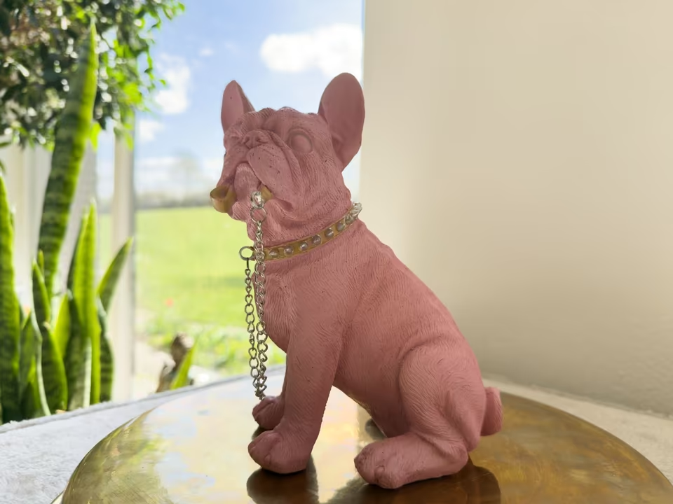 Stylische Bulldoggen-Figur in Pink – Mit Glitzerhalsband & Kette