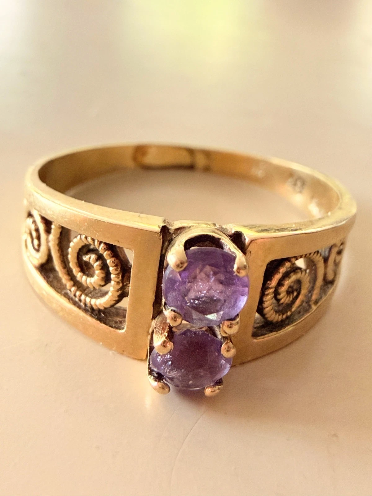 Edler Ring aus 585 Gelbgold mit zwei Amethysten – Größe 58